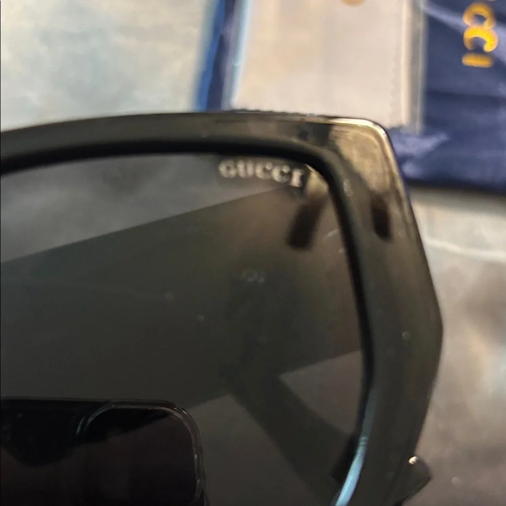 Fashion Black & Gold Sunglasses with Blue Case New